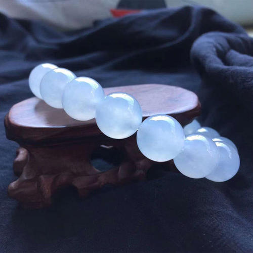 翡翠手镯手寸可以改大吗翡翠白冰手串多少钱？选购时我们要注意什么？   第2张