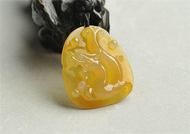 翡翠的绿色是怎样形成翡翠起胶好还是冰透好？翡翠好不好要看这些因素！   第3张