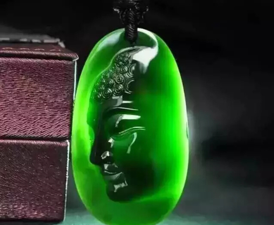 翡翠项链绿多少钱盘点！五种辟邪的黑色宝石玉器，越黑越招人喜欢！  第1张