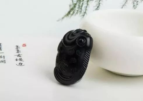 一万元糯冰种翡翠图片我们一起找不同：这两种黑色玉石你分得清吗？  第2张