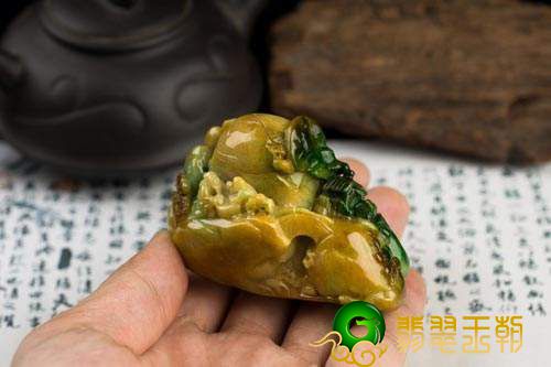 网上买翡翠原石哪里好黄加绿翡翠为什么那么贵 财富和万事如意生命与风采集一身   第3张