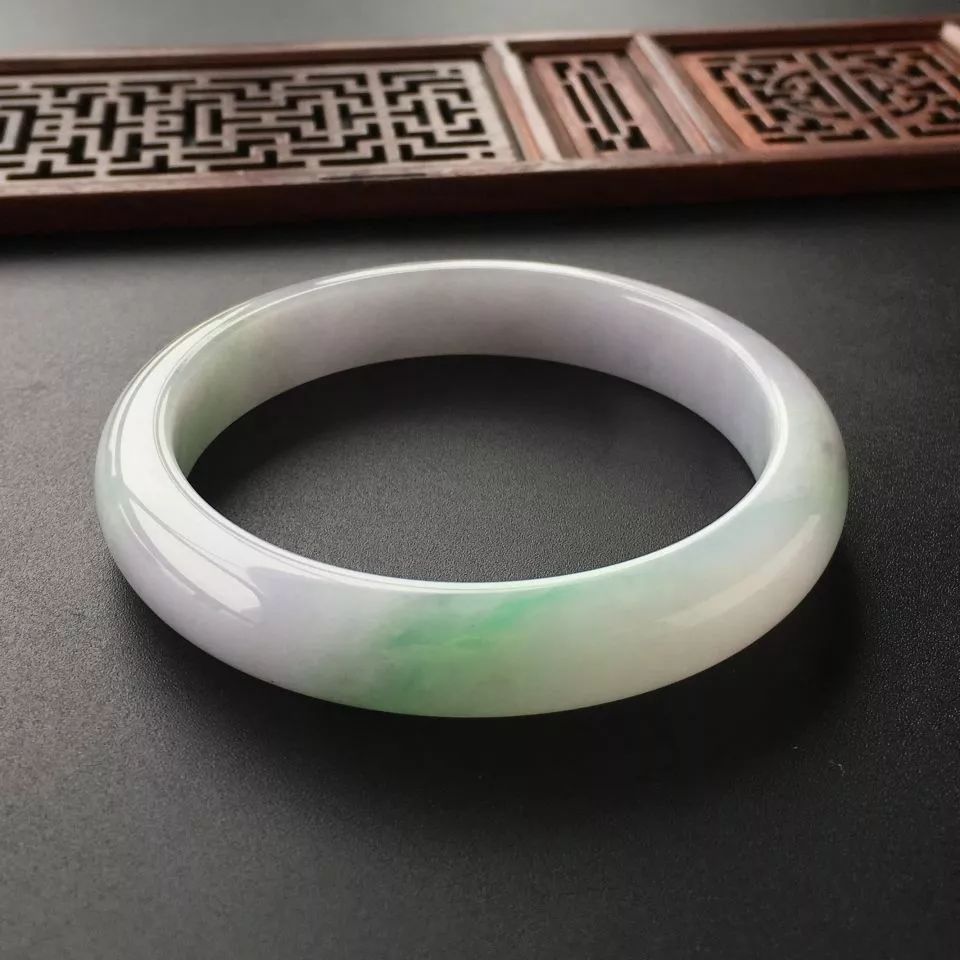春带彩翡翠手镯价值高吗？为什么它会出现“见光死”现象？  第2张