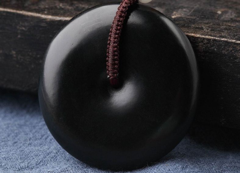 一万元糯冰种翡翠图片我们一起找不同：这两种黑色玉石你分得清吗？  第9张