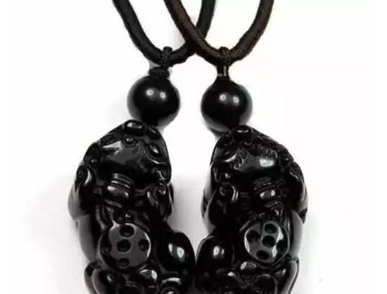 翡翠项链绿多少钱盘点！五种辟邪的黑色宝石玉器，越黑越招人喜欢！  第3张