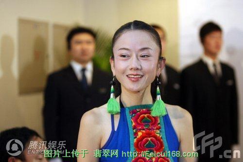 翡翠貔貅吊坠这么开光黄圣依秀亿万绝世翡翠 杨丽萍不慎露肩带【组图二】  第3张
