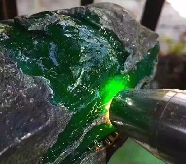 翡翠原石怎么值得珍藏的帝王“绿”翡翠  第4张