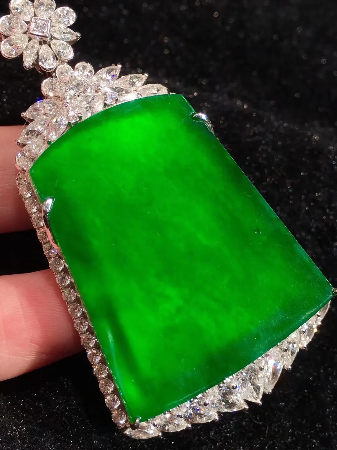 玉器怎么估价翡翠的绿色也有分类？哪种绿是最好的？  第6张