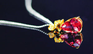 翡翠手镯飘兰花彩色宝石碧玺：缘何蹿红  第2张