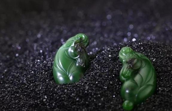 翡翠原石格应角顶级碧玉之——菠菜绿的和田玉！  第2张