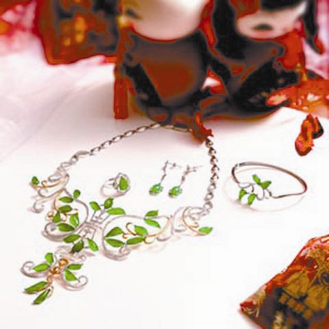 翡翠镶嵌钻石手镯图片翡翠首饰古典中尽显华美  第2张