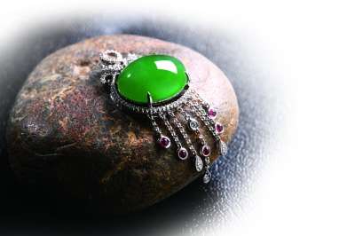 菜百的翡翠手镯伊能静戴百万翡翠展风韵  第2张