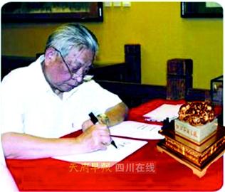 翡翠手镯 四千元1公斤“伟人金龙翡翠宝玺”震惊发行  第3张