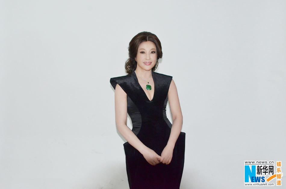 刘晓庆黑缎礼服微露半球 黑白钻链配翡翠高贵迷人  第3张