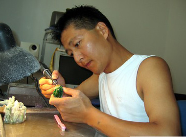 翡翠吊坠女戴多大合适雕玉，雕文化??玉雕大师王朝阳的翡翠人生