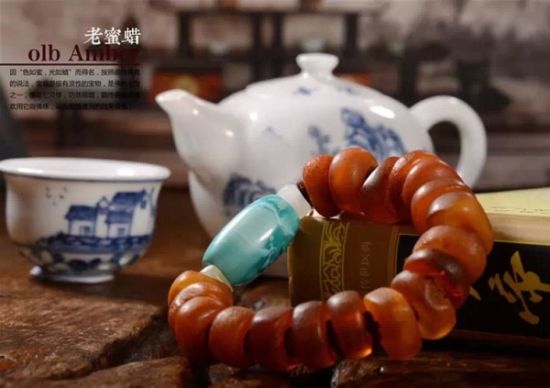 翡翠戒指可以长期戴着吗女收藏家琚翠薇教你用紫光灯玩转蜜蜡  第2张