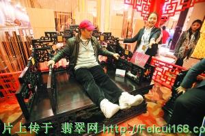 翡翠古酒名画竞奢华 深圳奢侈品展3天卖了2个亿(图一)  第2张