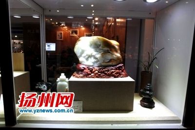 扬州造翡翠瓶捧回中国玉石雕天工奖金奖  第2张