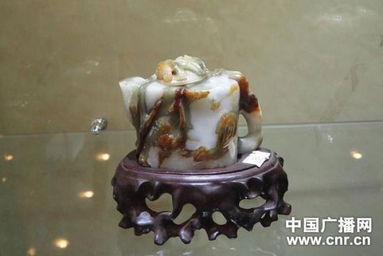 翡翠吊坠a货好不好台湾收藏家陈锦元推出全球第一套翡翠壶展览  第2张