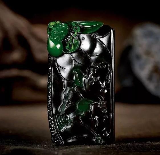 翡翠原石格应角顶级碧玉之——菠菜绿的和田玉！  第11张