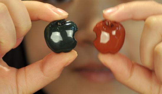 翡翠手镯水波纹金秋国际珠宝展开幕 楼兰漠玉苹果吸引眼球  第2张