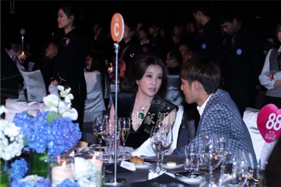 刘晓庆爆挤乳沟亮相慈善夜 戴天价翡翠台下补妆  第2张