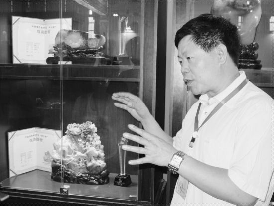 云南翡翠手镯龙陵黄龙玉占石博会半壁江山(图)  第1张