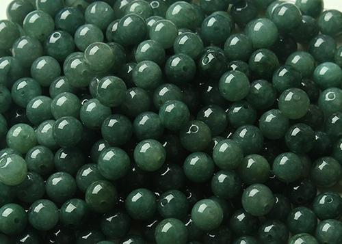 翡翠带绿就值钱？天真！买到这三种“绿”翡翠，哭都没地儿哭  第4张