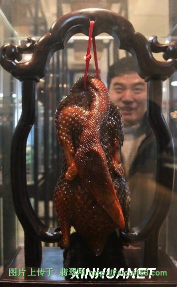 淡绿色翡翠手镯组图：玉石雕刻大赛作品展览 美女、烤鸭栩栩如生  第2张