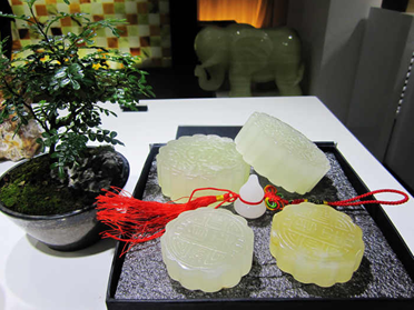判断翡翠的标准玉石月饼叫板黄金月饼(图)