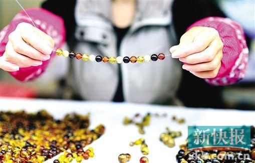 用放大镜如何鉴定翡翠的真假近几年佩戴手串已成时尚潮流  第2张