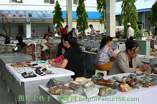 翡翠手镯贴吧精品记者参观瑞丽玉石市场 体验玉石诱惑 组图二  第3张