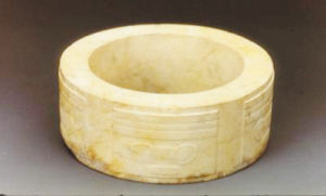 糯种翡翠手镯图片欣赏玉器收藏界的行话  第2张