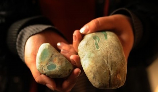 亲身经历翡翠赌石 50元切一刀  第3张