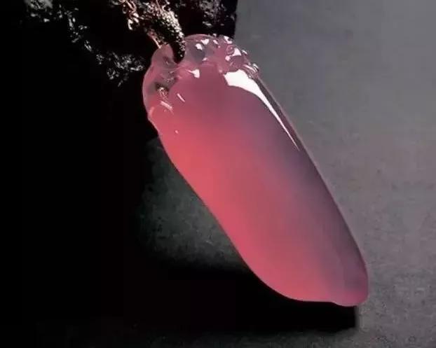 为什么玻璃种翡翠最贵翡翠有红绿黄紫白黑，但粉色呢？粉色翡翠有多美？真实存在吗？  第8张
