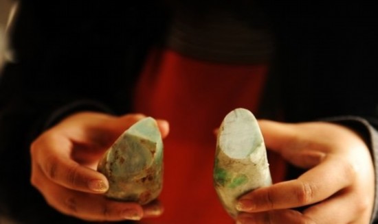 亲身经历翡翠赌石 50元切一刀  第12张