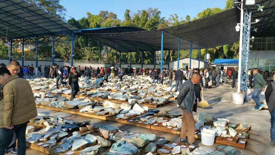 翡翠原石是啥瑞丽市宝玉石协会会长陈辉率团赴盈江龙陵考察  第8张