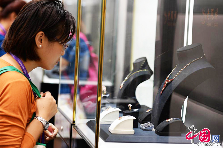 2013上海国际珠宝展开幕 价值近2亿元翡翠手镯亮相组图  第3张