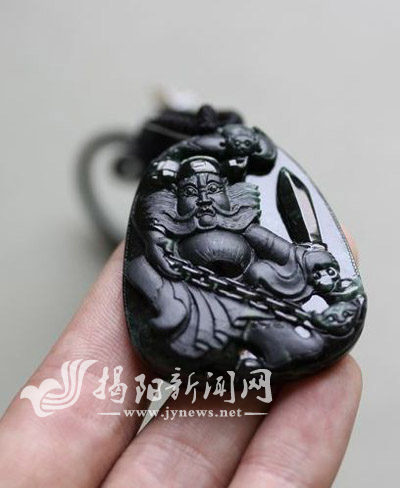 黑乌沙界面翡翠原石男士翡翠饰品日益受宠  第1张