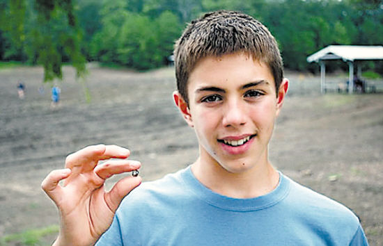 辣绿翡翠戒指老外在散步路上也能捡到宝石  第3张