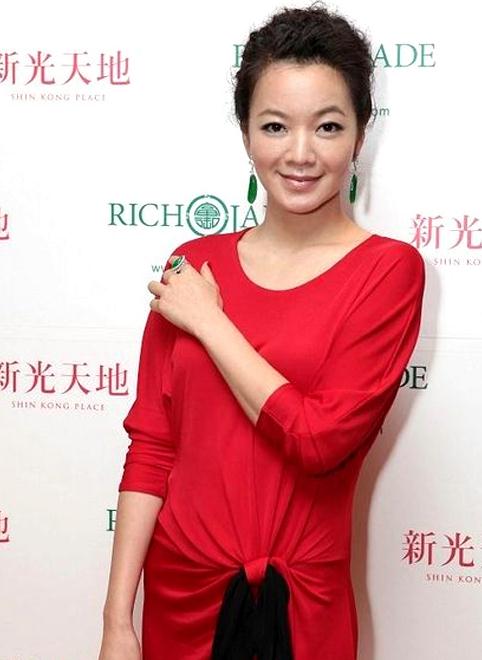 福州 翡翠手镯女古典与时尚的融合 女星优雅演绎翡翠珠宝(组图)  第5张