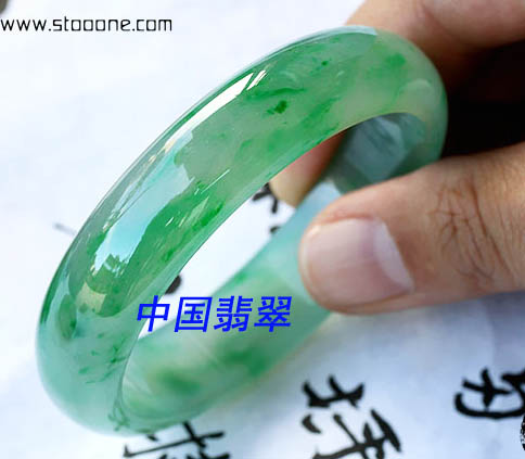 白青底翡翠手镯高档翡翠手镯的种类与欣赏图文  第2张