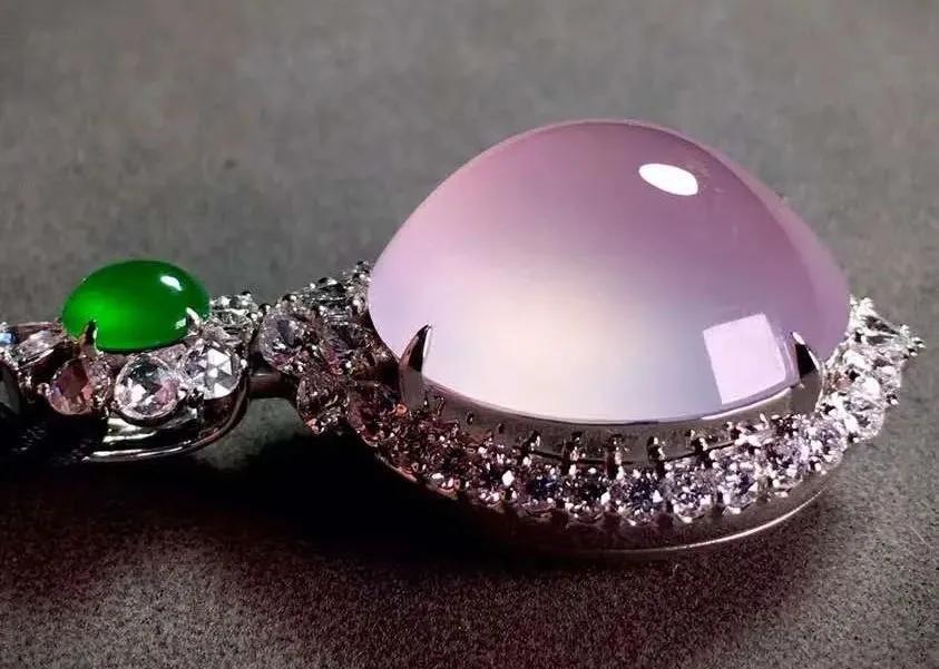 为什么玻璃种翡翠最贵翡翠有红绿黄紫白黑，但粉色呢？粉色翡翠有多美？真实存在吗？  第11张