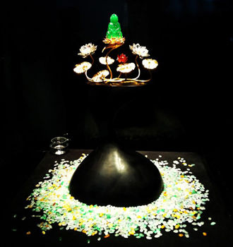 飘花翡翠手镯飘黑色宝怡和翡翠会：顶级翡翠观音王“珏” 至臻完美  第2张