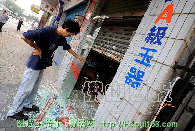 闸门被剪玉石店被盗  第2张