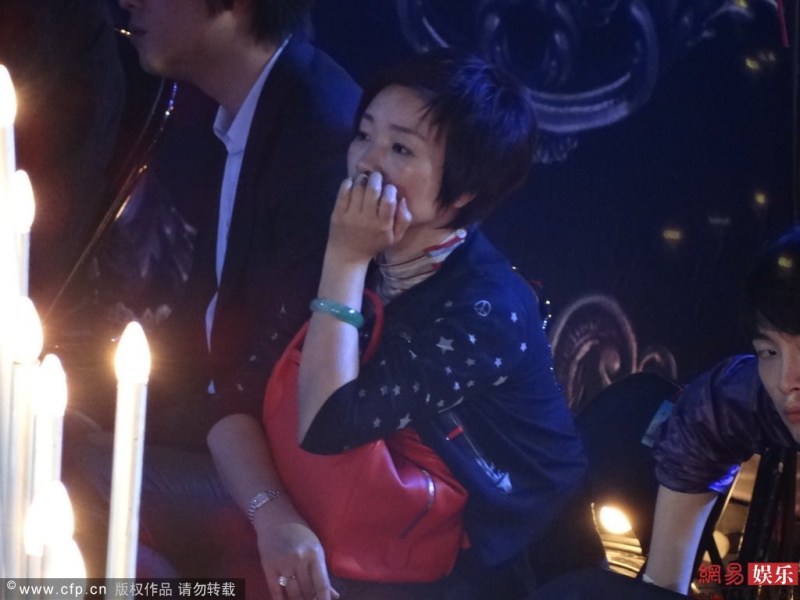 手镯翡翠推荐周立波获助理伺候穿衣 妻子秀翡翠手镯钻戒  第2张