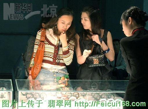 求婚送翡翠戒指好吗七彩云南翡翠受热捧(组图)  第4张