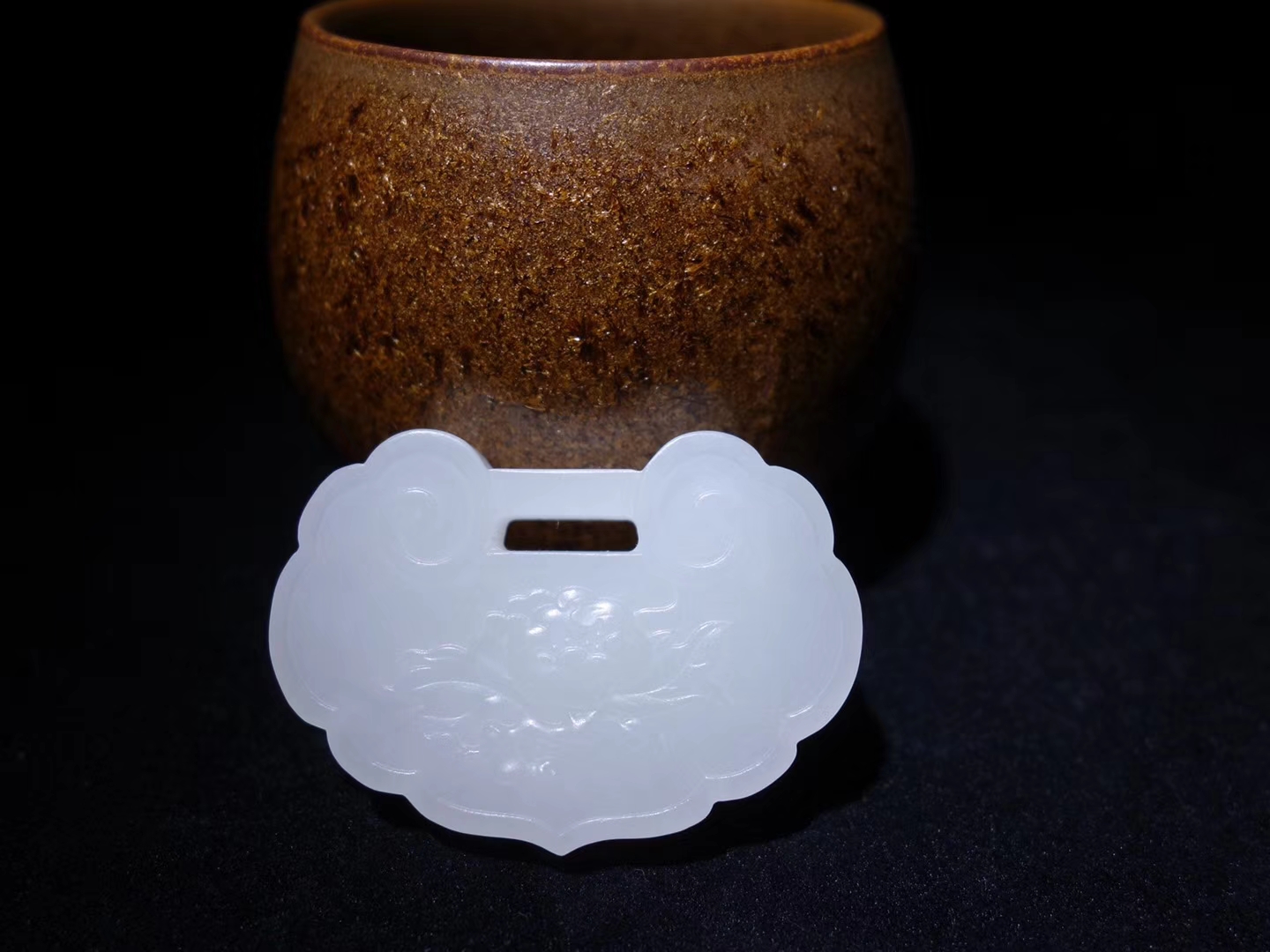 豆种飘花翡翠手镯我国特有的玉石品种——南阳玉（独山玉）  第6张