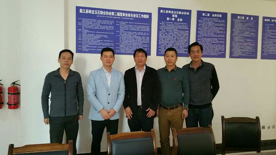 翡翠原石是啥瑞丽市宝玉石协会会长陈辉率团赴盈江龙陵考察  第5张