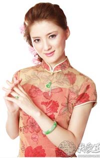 翡翠带绿玉手镯好吗翡翠使女人举手投足之间流露丰韵与优雅  第6张