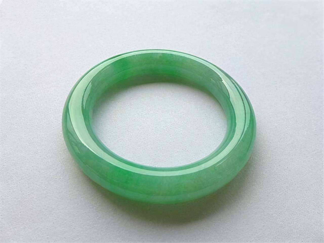 什么是阳绿翡翠？阳绿翡翠手镯的价格怎么样？  第2张